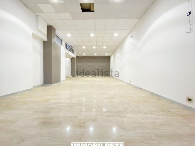 Locale Commerciale in vendita a Puglia, Bari