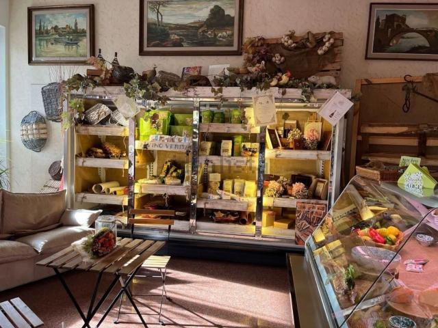 Locale Commerciale in vendita a Signa, Toscana
