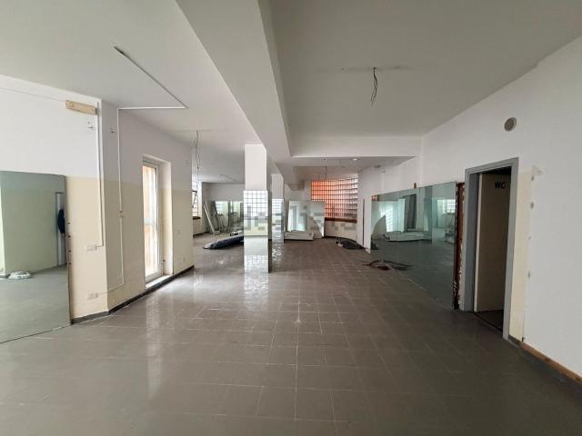 Locale Commerciale in vendita a Puglia, Bari