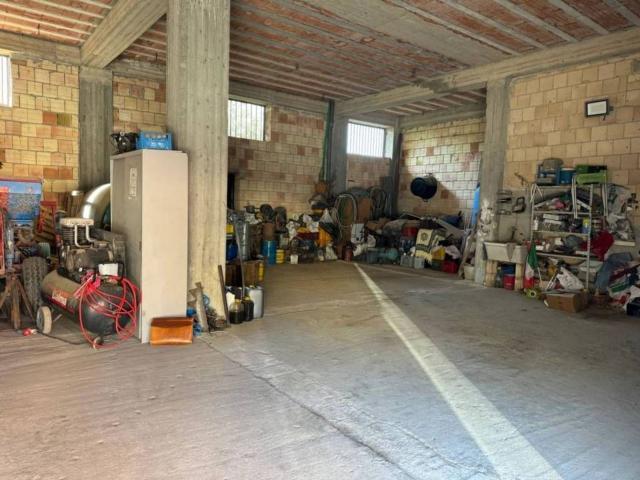 Locale Commerciale in vendita a Calabria, Crotone