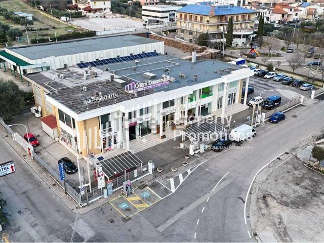 Locale Commerciale in vendita a Caldare, Orte