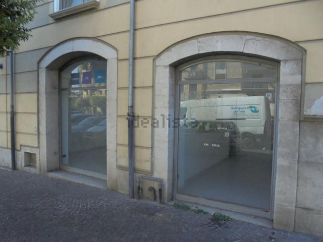 Locale Commerciale in vendita a Avellino, Campania