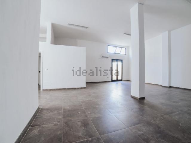 Locale Commerciale in vendita a Sant'Angelo, Puglia