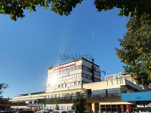 Locale Commerciale in vendita a Borgo Rivo, Terni