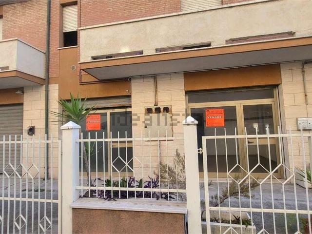 Locale Commerciale in vendita a Faleriense, Marche