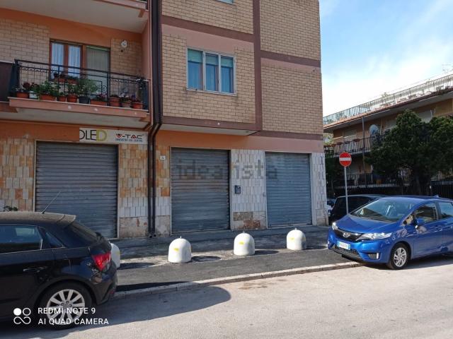 Locale Commerciale in vendita a Ortona, Abruzzo