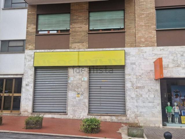 Locale Commerciale in vendita a Sant'Agata, Ferentino