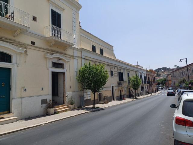 Locale Commerciale in vendita a Centro storico, Matera