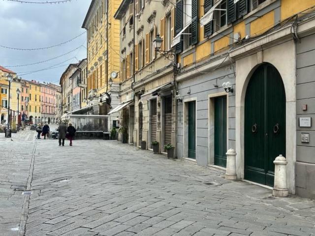 Locale Commerciale in vendita a Sarzana, Liguria