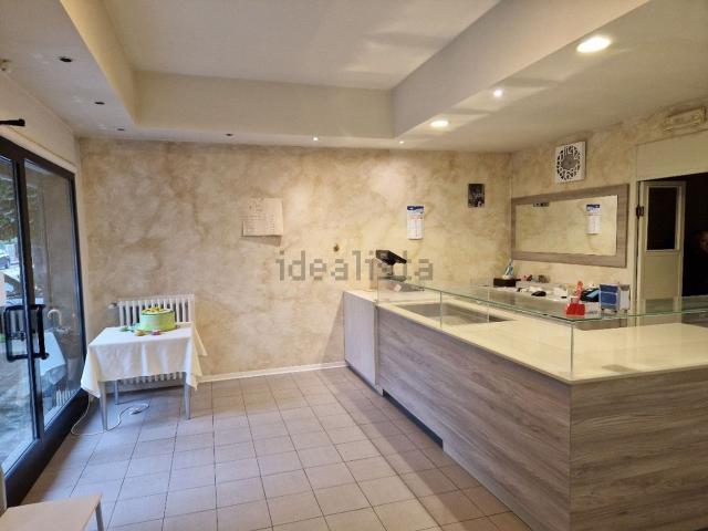 Locale Commerciale in vendita a Regina Pacis, Re