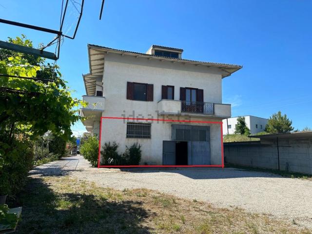 Locale Commerciale in vendita a Cavalieri, Atri