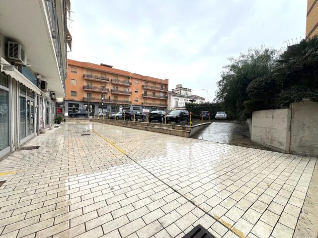 Locale Commerciale in vendita a Maddaloni, Campania