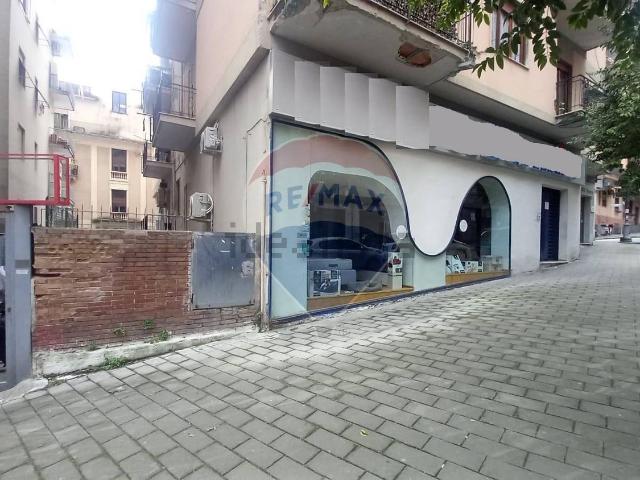 Locale Commerciale in vendita a Salerno, Campania