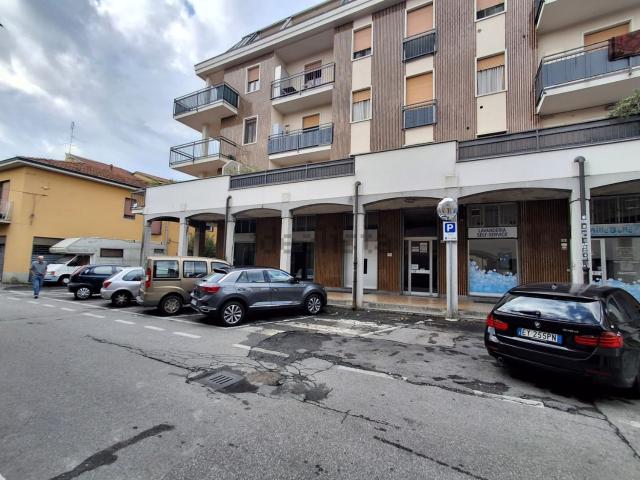 Locale Commerciale in vendita a Cornate D'adda, Lombardia