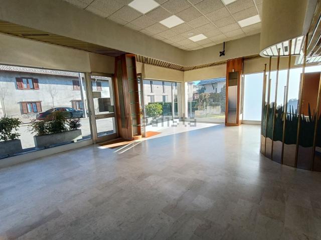 Locale Commerciale in vendita a Villa, Cassano Magnago