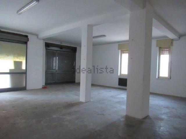 Locale Commerciale in vendita a Villa Raspa, Spoltore