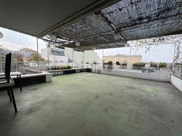 Locale Commerciale in vendita a Servola-Chiarbola-Valmaura-Borgo San Sergio, Villa Opicina