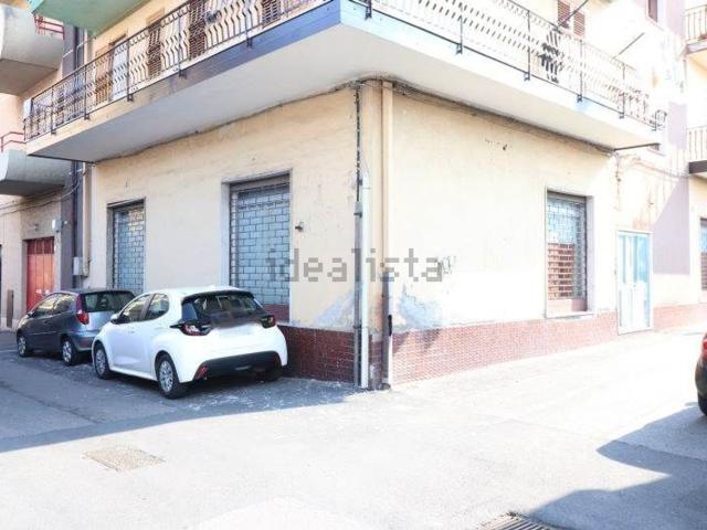 Locale Commerciale in vendita a Aci Sant'antonio, Sicilia