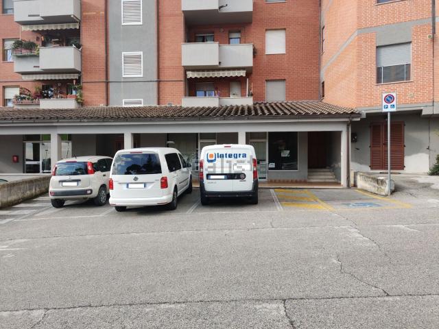 Locale Commerciale in vendita a Castelnuovo, Marche