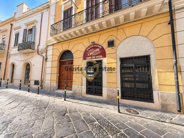 Locale Commerciale in vendita a Centro, Puglia
