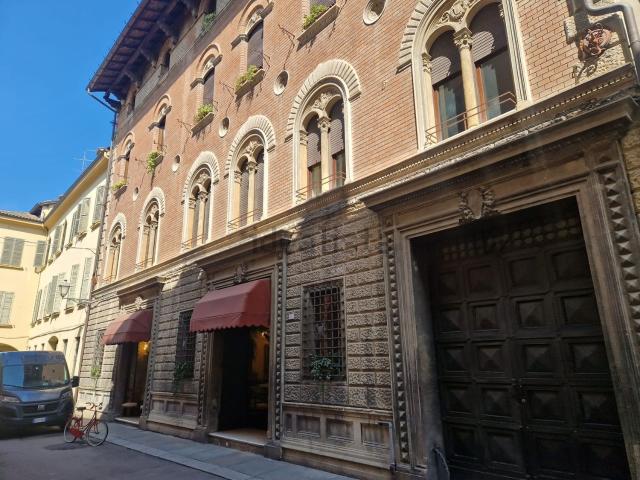 Locale Commerciale in vendita a Sant'Agostino città-Porta Castello, Re