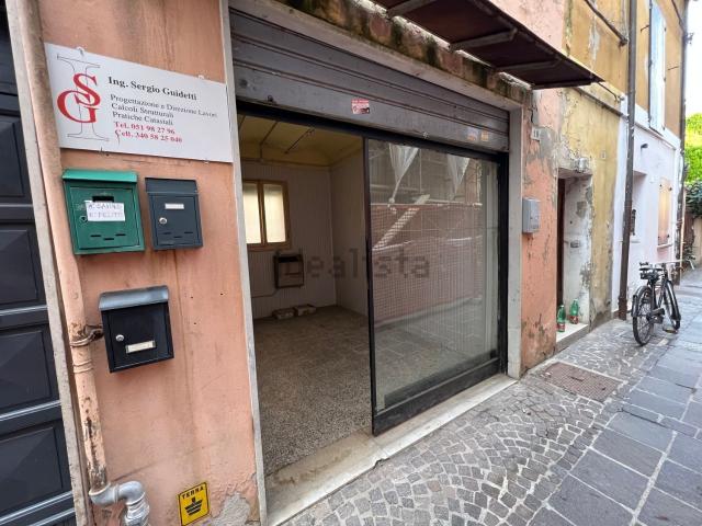 Locale Commerciale in vendita a Unione Terre d'Acqua, Crevalcore