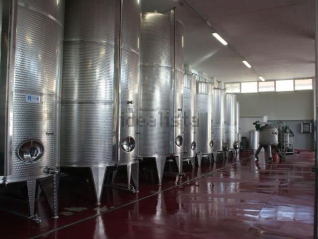 Locale Commerciale in vendita a Ponterotto, Marche