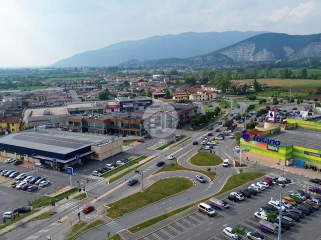 Locale Commerciale in vendita a Mazzano, Lombardia