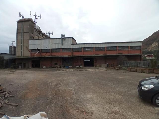Locale Commerciale in vendita a Pietravairano, Campania
