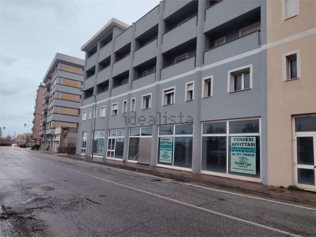 Locale Commerciale in vendita a Villanova, Marche