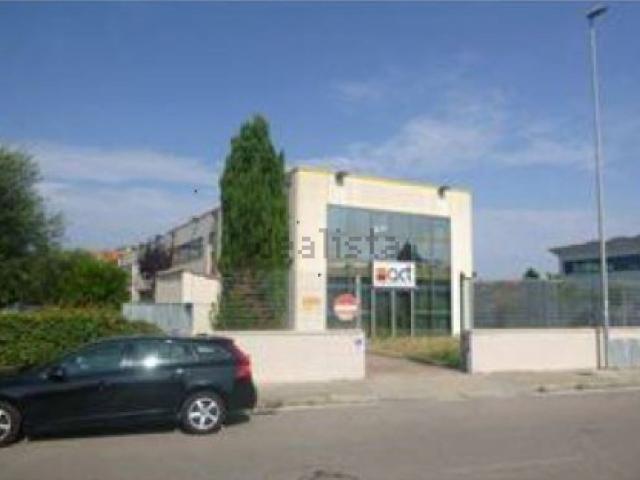 Locale Commerciale in vendita a Ospedaletto, Pisa