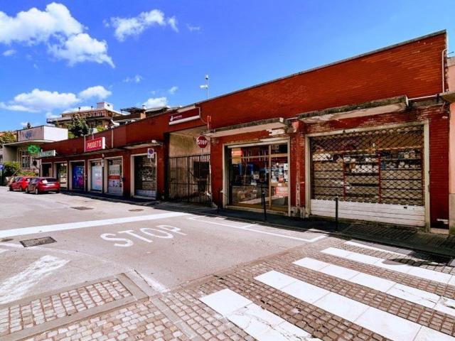 Locale Commerciale in vendita a Riostorto, Muggiò