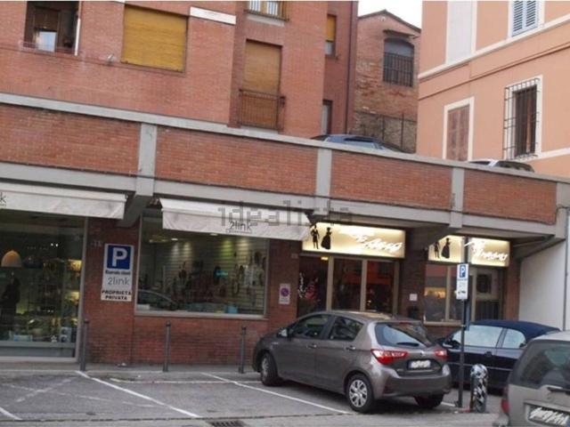 Locale Commerciale in vendita a Ravacciano, Siena