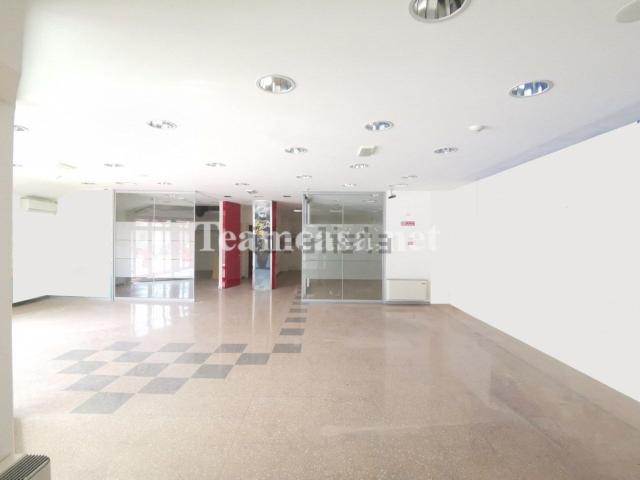 Locale Commerciale in vendita a Miralfiore, Marche
