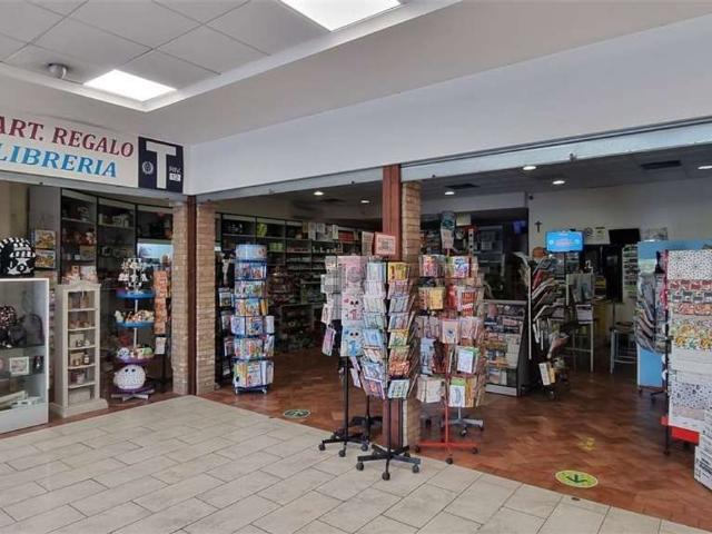 Locale Commerciale in vendita a Villa Costantina, Marche