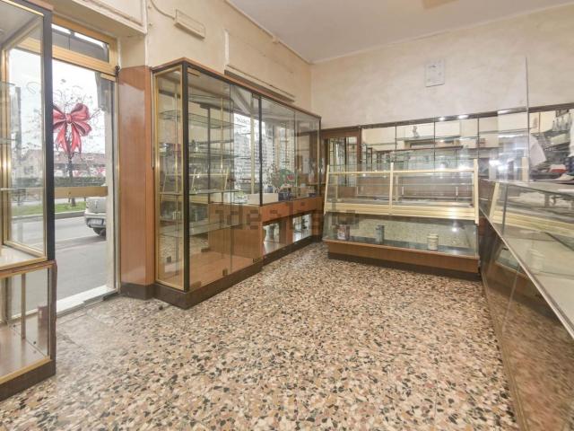 Locale Commerciale in vendita a Circoscrizione 7, Piemonte