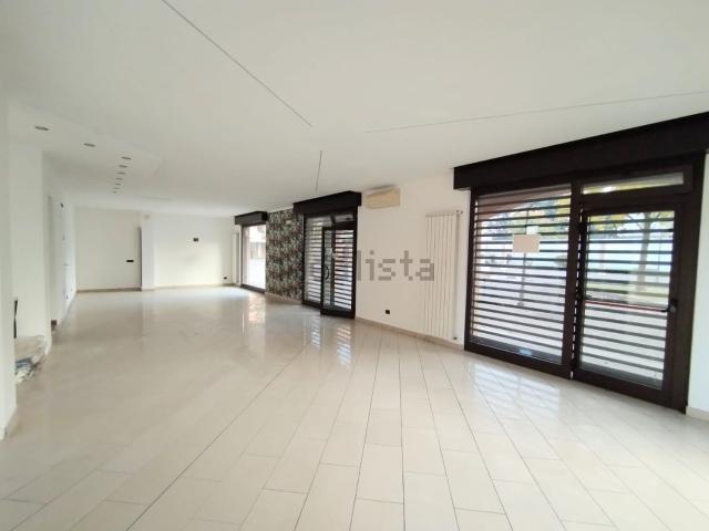 Locale Commerciale in vendita a Santo Stefano Ticino, Lombardia