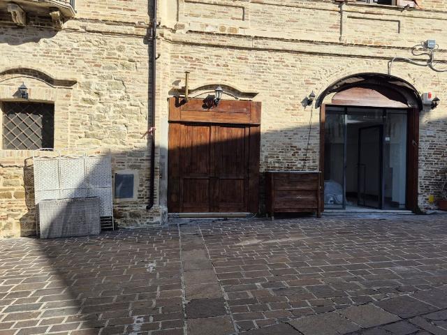 Locale Commerciale in vendita a Montesilvano Colle, Montesilvano