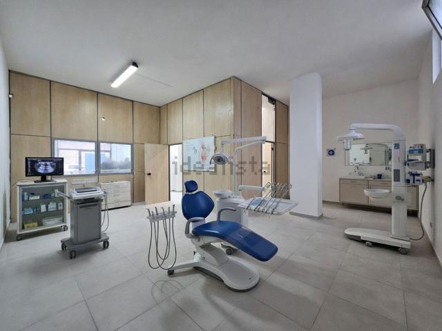 Locale Commerciale in vendita a Puglia, Lecce