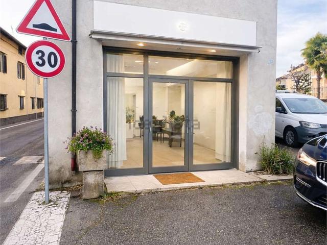 Locale Commerciale in vendita a Angera, Lombardia
