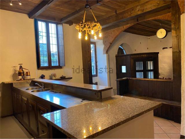 Locale Commerciale in vendita a Albate, Como