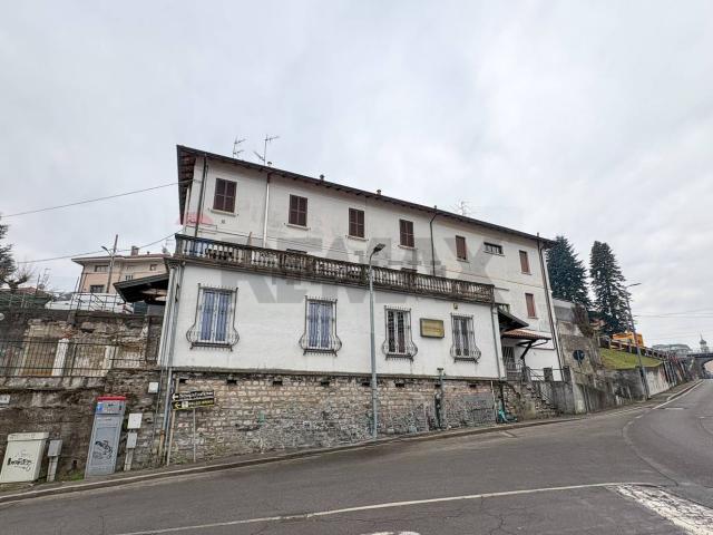 Locale Commerciale in vendita a Valle Olona, Varese