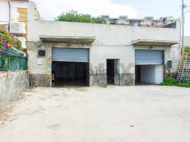 Locale Commerciale in vendita a Augusta, Sicilia