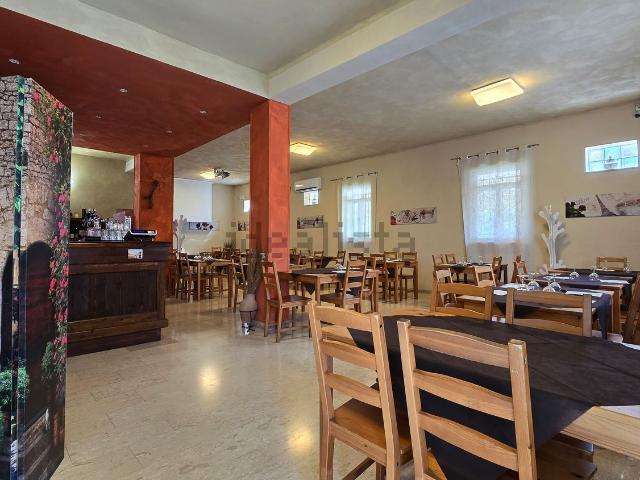Locale Commerciale in vendita a Brecciarolo, Marche