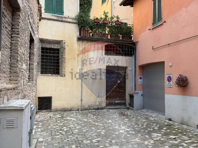 Locale Commerciale in vendita a Foligno, Umbria