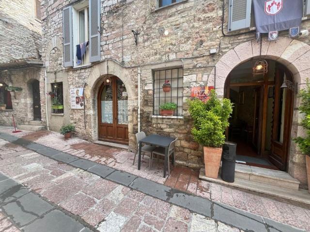 Locale Commerciale in vendita a Assisi, Umbria
