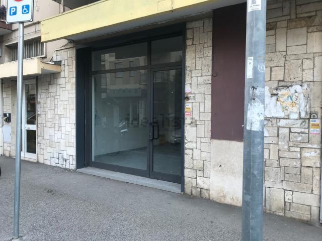 Locale Commerciale in vendita a Villaggio Trieste, Latina