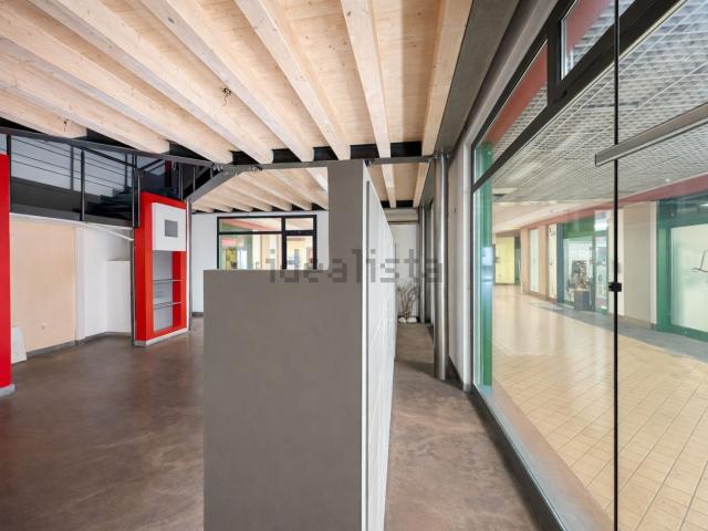 Locale Commerciale in vendita a Urago D'oglio, Lombardia