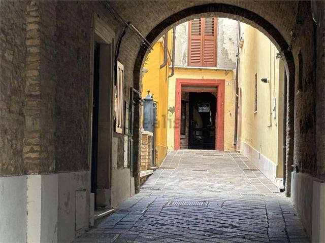 Locale Commerciale in vendita a Atri, Abruzzo