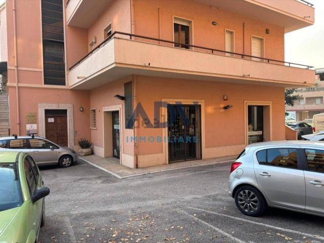 Locale Commerciale in vendita a Santa Lucia, Bastia Umbra